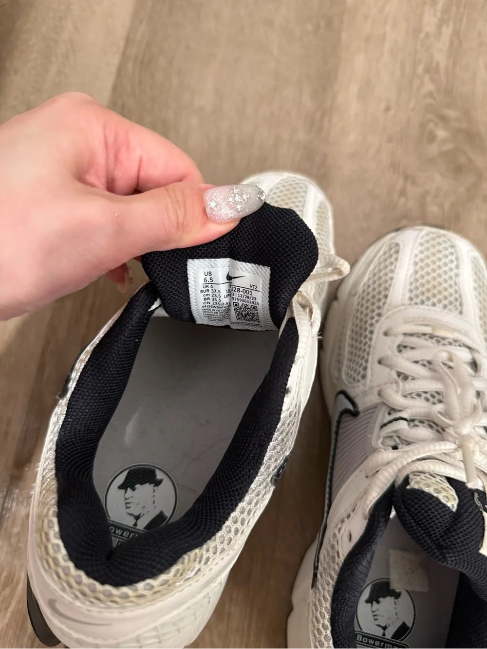 Nike Women’s White Black Mesh Running Sneakers - Picture 5 of 5